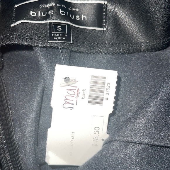 NWT Blue Blush Women Black slit Faux Leather Skirt S. - Picture 4 of 4